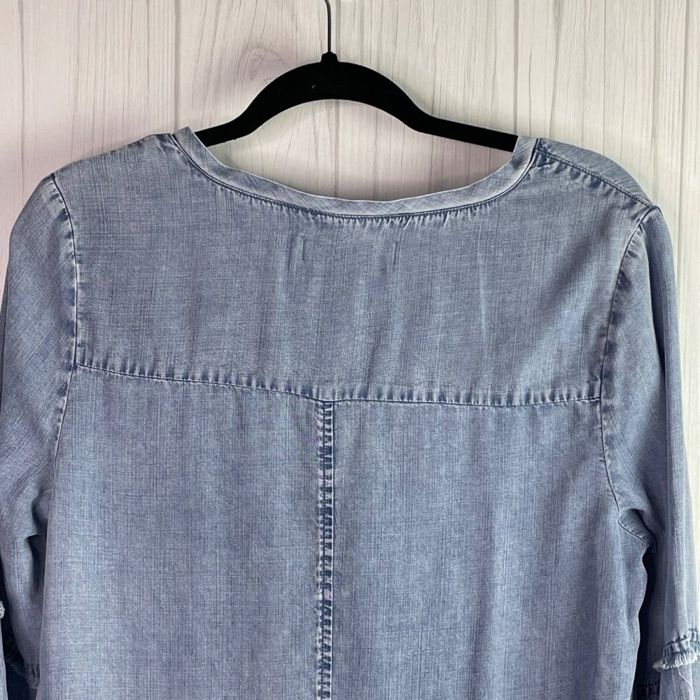 Billie T Top Chambray Medium Light Wash Blue Jean Denim 3/4 Sleeve V-Neck Frayed - Picture 6 of 8
